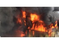 Sultangazi’de fabrika alev alev yandı