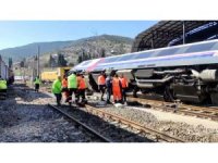 Depremin devirdiği trenler kaldırılıyor