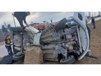 Aydınlatma direği otomobili kemer gibi sararak sıkıştırdı