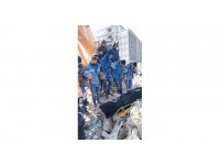 Çinli arama kurtarma ekibinden enkaz altından cansız çıkardıkları depremzedeye son veda