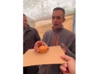 Doğum gününü arama kurtarma çadırında kutladılar