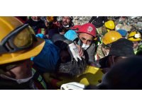 180’inci saatte enkazdan sağ çıkarılan kadın: “Çok üşüdüm, ayaklarımı örtün”