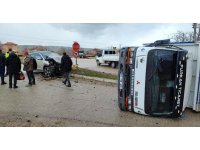 Otomobille çarpışan kamyon yan yattı