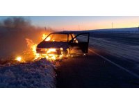 Deprem bölgesinden dönerken otomobilleri alev alev yandı