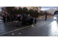 Otomobil karşı şeride geçip takla attı: 2 yaralı