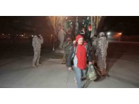 Adana’daki deprem bölgesinde çalışmalara katılan 60 kişilik askeri ve sivil ekip Türk Silahlı Kuvvetleri’ne ait uçakla İstanbul’a getirildi