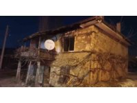 Alevlerin arasında kalan yaşlı adam hayatını kaybetti