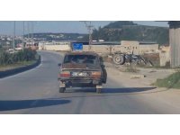 Kapısı açık halde seyreden eski otomobilin trafikte tehlikeli yolculuğu