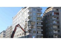 Depremde hasar gören ve çökme tehlikesi geçiren Altınkaya apartmanı yıkılıyor