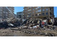 Çökme tehlikesi olan apartman yıkıldı