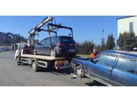 İki otomobil Potbaşı kavşağında çarpıştı