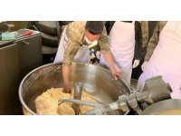 Mehmetçik, depremzedeler için ekmek üretimine devam ediyor