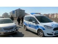 Yolun karşısına geçmek isterken canından oldu