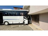 Turistleri taşıyan tur otobüsü kazadan sonra bina duvarına çarptı