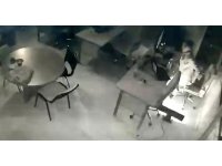 Muhabirin depreme yakalanma anı kamerada