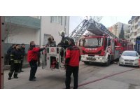 Yangında mahsur kalan özel birey itfaiye ekipleri tarafından kurtarıldı