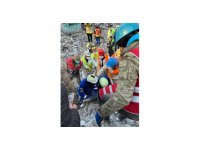 Ukraynalı ekip depremin 9. gününde bir kadını enkazdan sağ çıkardı