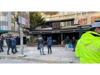 Kadıköy’de kontrolden çıkan lüks otomobil restorana daldı