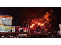 İzmir’de lastik bayisindeki yangına müdahale sürüyor