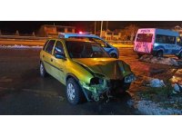 Otomobil aydınlatma direğine çarptı: 1 yaralı