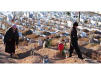 Depremde ölenlerin mezarlığında yürek yakan manzaralar