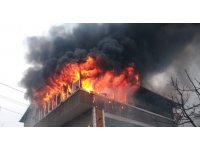 Samsun’da apartmanın çatı katı alev alev yandı