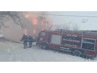 İki katlı ev alevlere teslim oldu