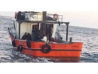 Gökçeada açıklarındaki balıkçı teknesinde 68 kaçak göçmen ve 3 göçmen kaçakçısı şüphelisi yakalandı