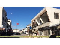 Depremde hasar alan 2 katlı binanın ön yüzü böyle yıkıldı