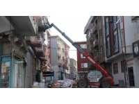 Malatya’da vatandaşlar hasarlı binalardan eşyalarını taşımaya başladı