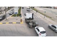 Yaya geçidinde yol vermek için duran tıra çarptı