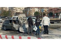 Kadiköy’de hastane otoparkında otomobil alev alev yandı