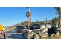 Alanya’da kamyonetle minibüs çarpıştı: 4  yaralı