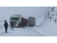 Ağır tonajlı araçlar yolda kaldı, Artvin-Ardahan yolu ulaşıma kapandı