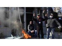 Lübnan’da halk banka şubelerini ateşe verdi