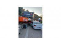 Tırın altına giren araçtan yaralı çıktılar