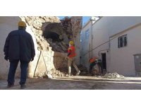 Deprem sonrası Eyyübiye’nin tarihi sokaklarındaki molozlar kaldırılıyor