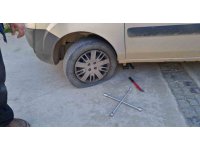 Araçların lastiklerini kesen şahıs, güvenlik kamerasına yakalandı