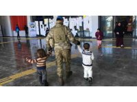 Mehmetçiğin dikkati sayesinde depremzede iki çocuk kaybolmaktan kurtuldu