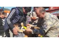 Mehmetçik, yardım malzemelerini ihtiyaç sahiplerine ulaştırıyor