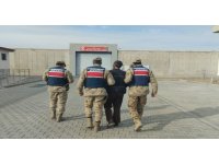 Iğdır’da cinayetten hüküm giyen baba ve oğlu evin içindeki özel bölmelerde yakalandı