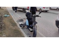 Motosikletin araca çarptığı kaza anı kamerada