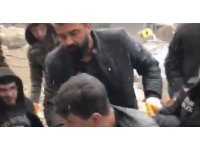 Sosyal medyadan yardım isteyen genç enkaz altından böyle kurtarıldı
