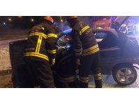 Takla atan otomobilde sıkışan sürücüyü itfaiye kurtardı