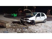 Otomobil çocuk parkına daldı: 2 yaralı