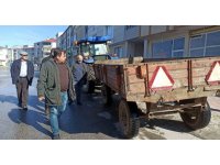 Yanlışlıkla aldığı traktör römorkunu geri getirdi
