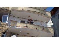 Komşusunun kiraladığı vinçle ağır hasarlı evine girdi, inemeyince itfaiye tarafından kurtarıldı