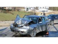 Otomobil iş makinesine çarptı: 1 yaralı