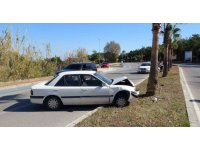 Alkolden ehliyeti iptal edilen sürücü otomobille palmiyeye çarptı