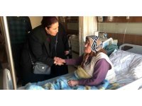 Siirt valisinin eşi Güney Hacıbektaşoğlu, depremzede aileleri yalnız bırakmadı